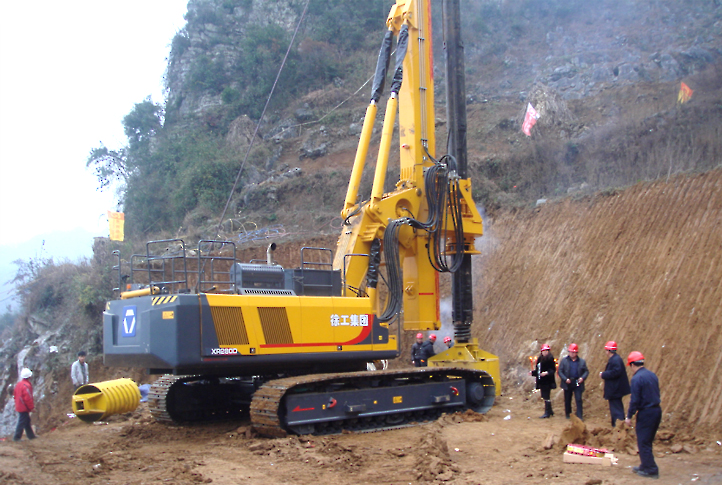 2012年4月，徐工XR280D旋挖钻机在位于贵州省清织高速四标段成功钻取孔深80米，孔径2米岩石桩孔