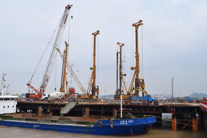 2018年7月徐工XR550D旋挖钻机在杭绍台铁路椒江特大桥建设中破施工新纪录